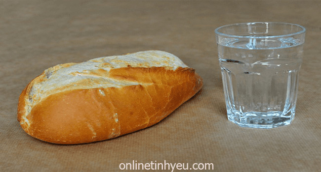 Một cốc nước lạnh và một vài mẩu bánh mì
