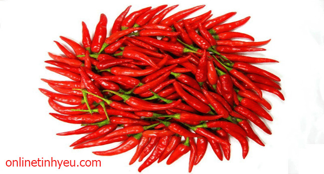 Đĩa ớt và cốc nước