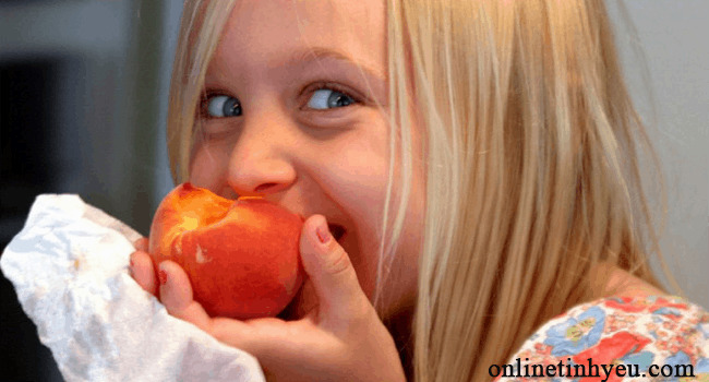 Cô bé và trái táo